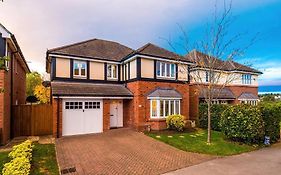 Luxurious Cosy 4Br Home Cheshire
